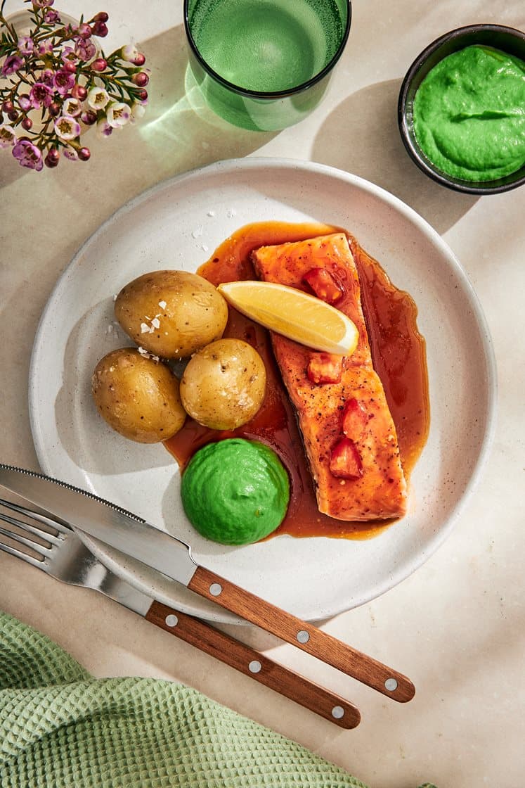 Ugnsbakad lax med teriyakisås, pak choy och broccolipuré