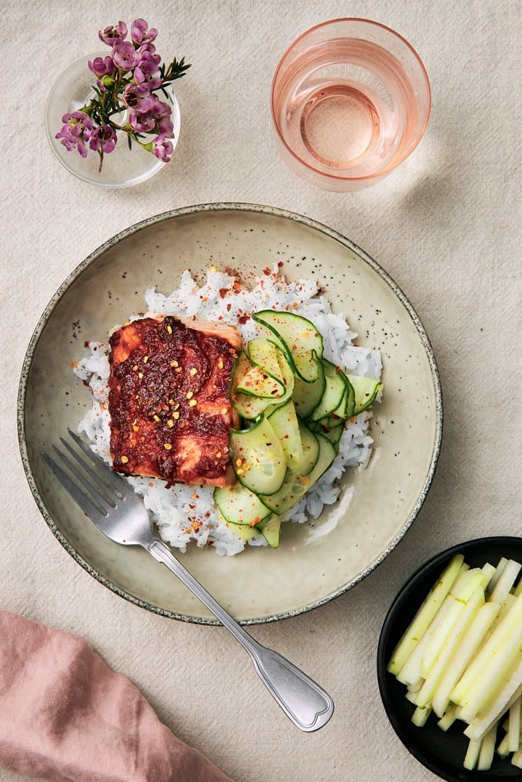 Ugnsbakad lax med chilipicklad gurka, limesyrlig kålrabbi och sojamajonnäs
