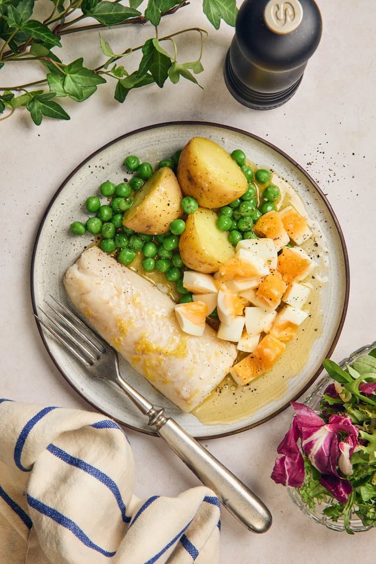 Citronbakad kolja med ägg och gröna ärtor