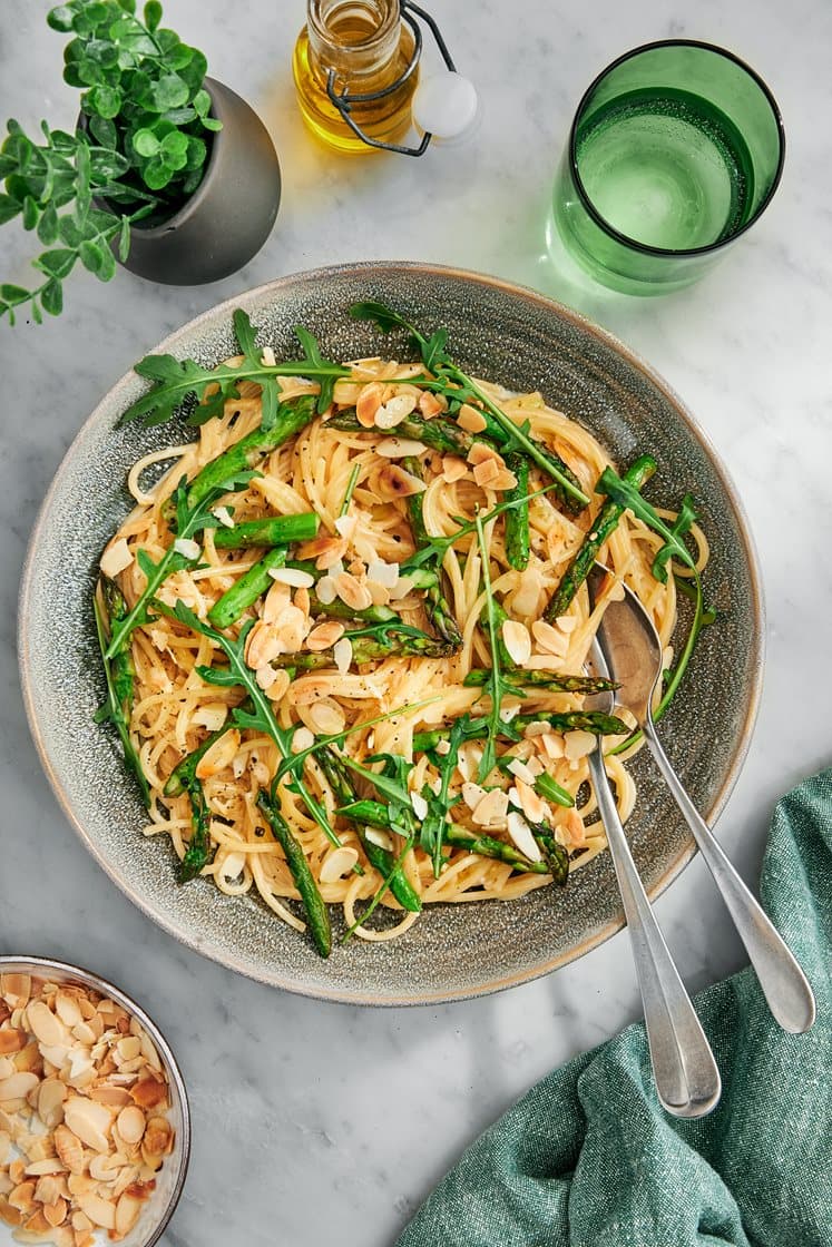 Pasta med italiensk ost, råstekt grön sparris och rostad mandel