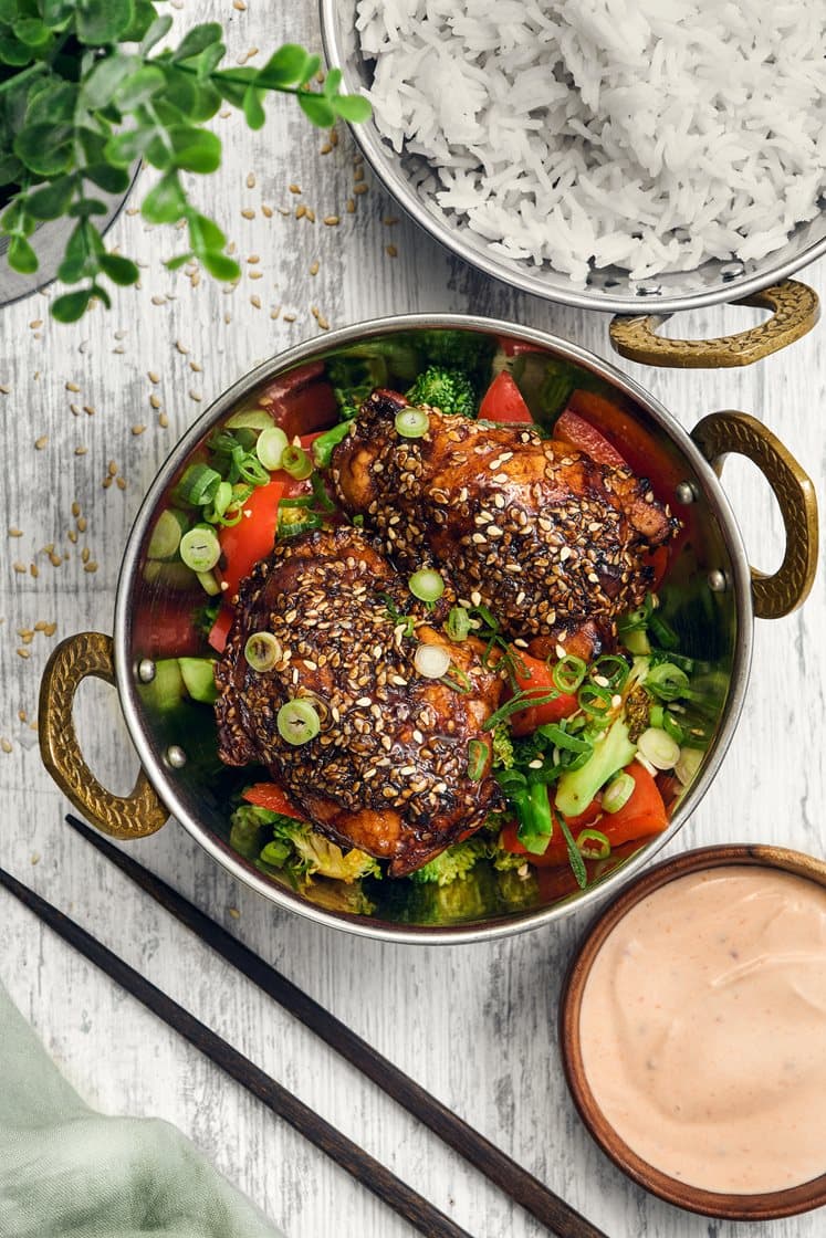 Bjärekycklinglårfilé med sesamfrö, salladslök och srirachayoghurt