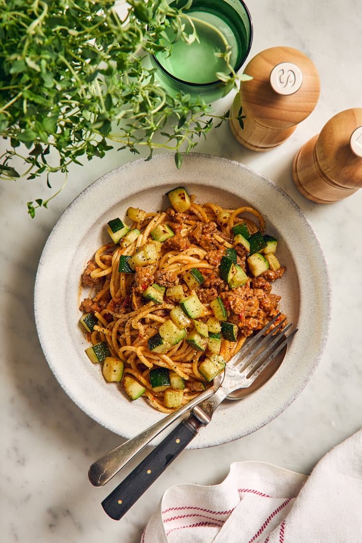 Ajvarstekt köttfärs med linguine och vitlökstekt zucchini