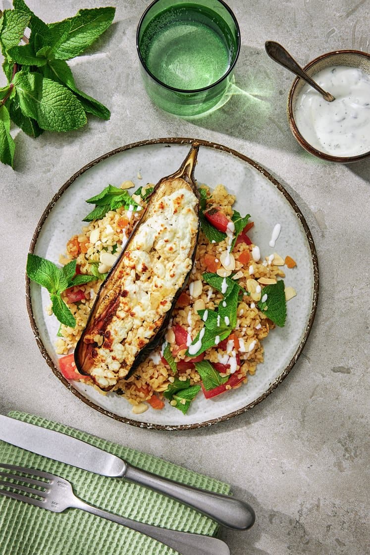 Bakad fetaaubergine med bulgursallad och myntayoghurt