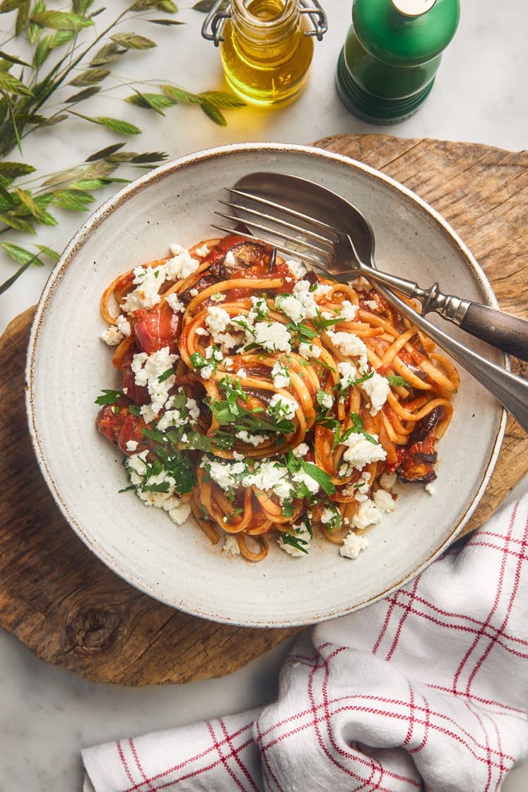 Linguine con melanzane - pasta med aubergine- och tomatsås och fetaosttopping