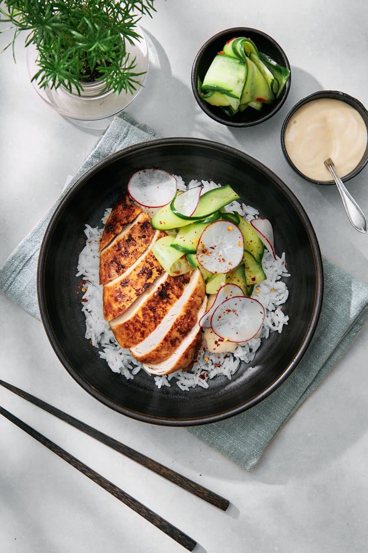 Soja- och ingefärsstekt kyckling med picklad gurksallad och sojamajonnäs