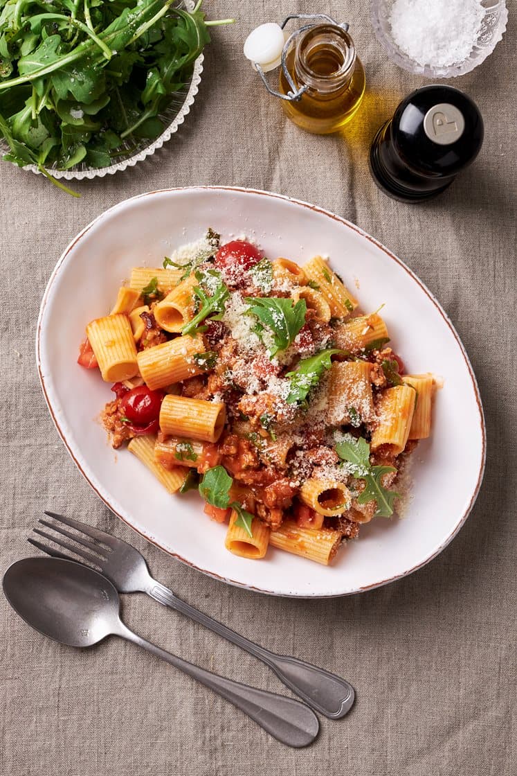 Mezze maniche con ragù di salsiccia - pasta med salsiccia, tomat och parmesan