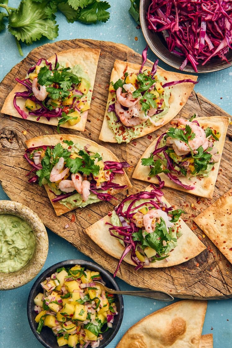 Tostadas - krispiga tortillabröd med räkor, mangosalsa och avokadoröra