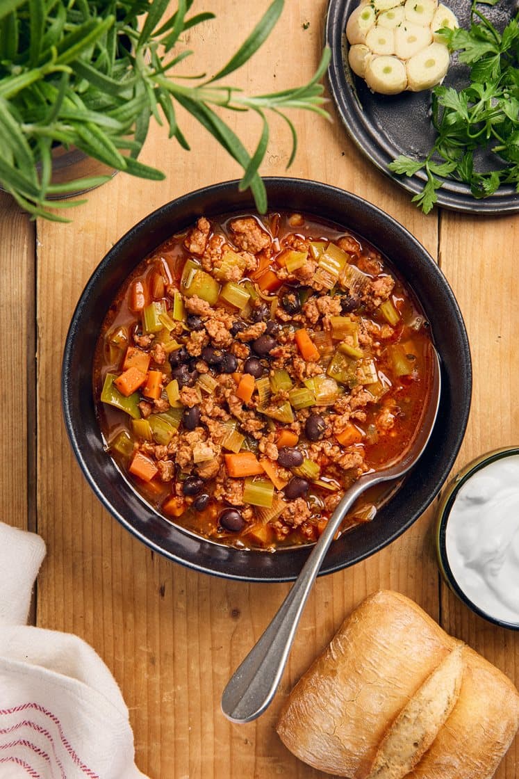 Värmande spansk chorizosoppa med svarta bönor och surdegsbröd