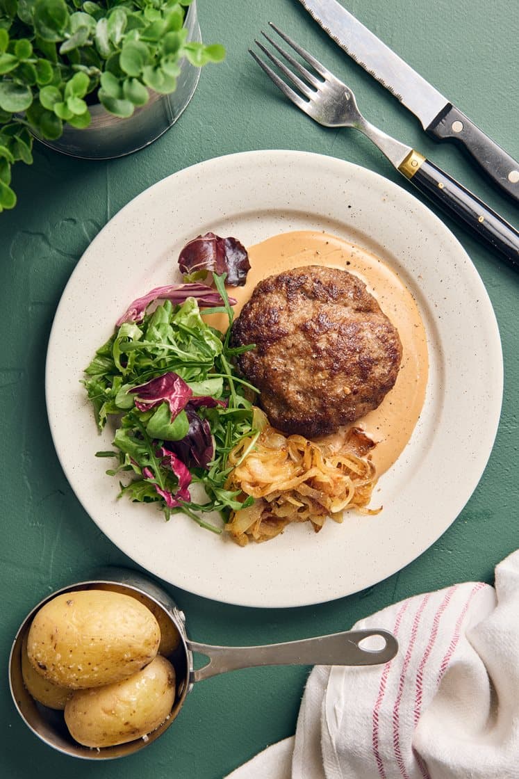 Pannbiff med lök, gräddsås och kokt potatis