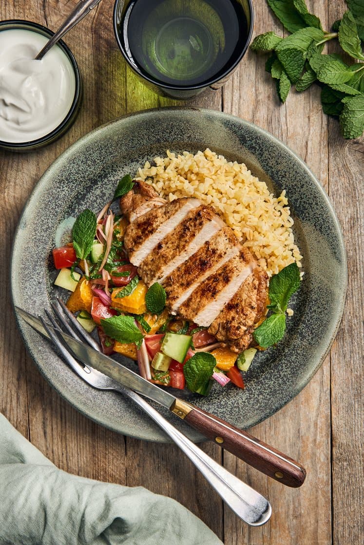 Zaatarstekt fläskkotlett med bulgursallad, apelsin och yoghurt