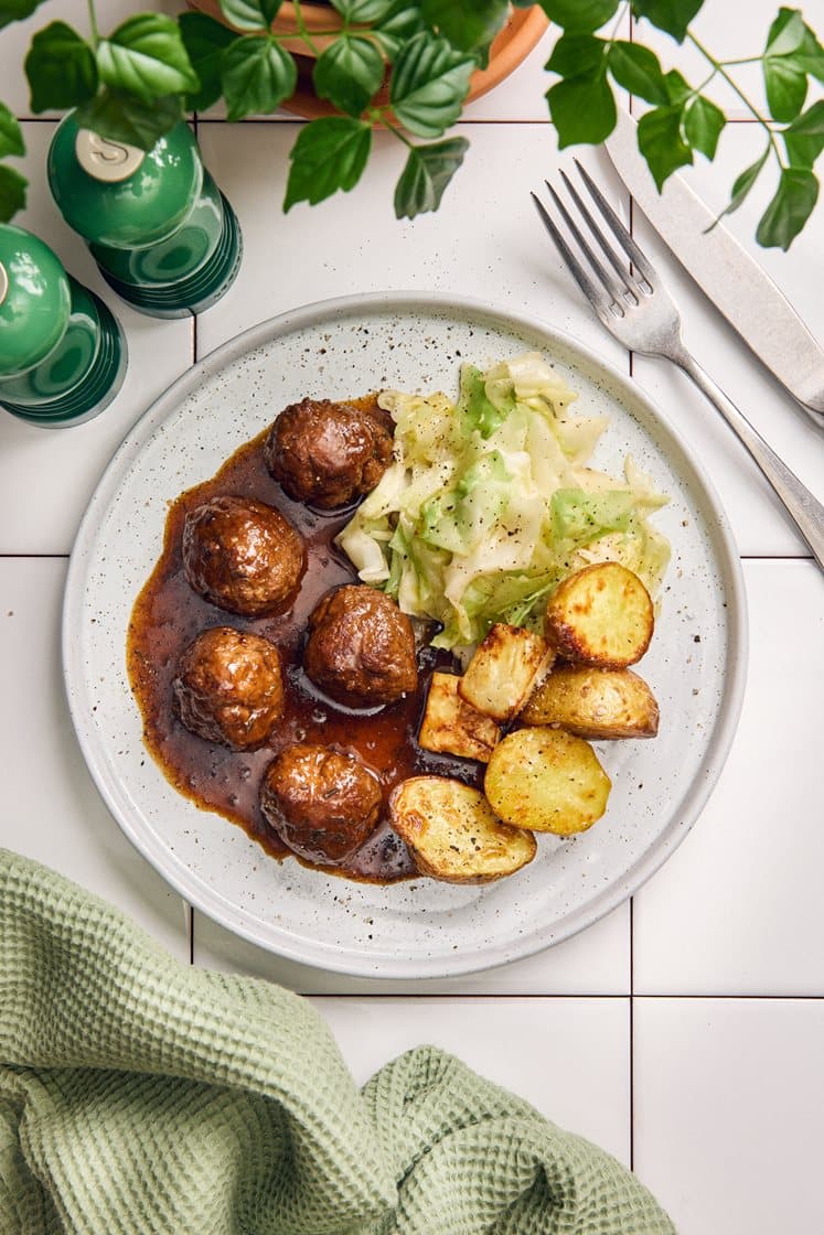 Köttbullar med timjansky, rostad rotselleri och smörstekt spetskål