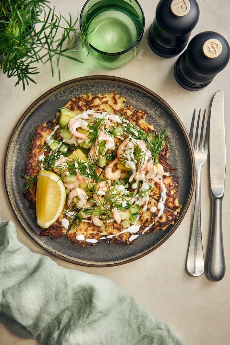 Frasig raggmunk med räkor, avokado och dillyoghurt