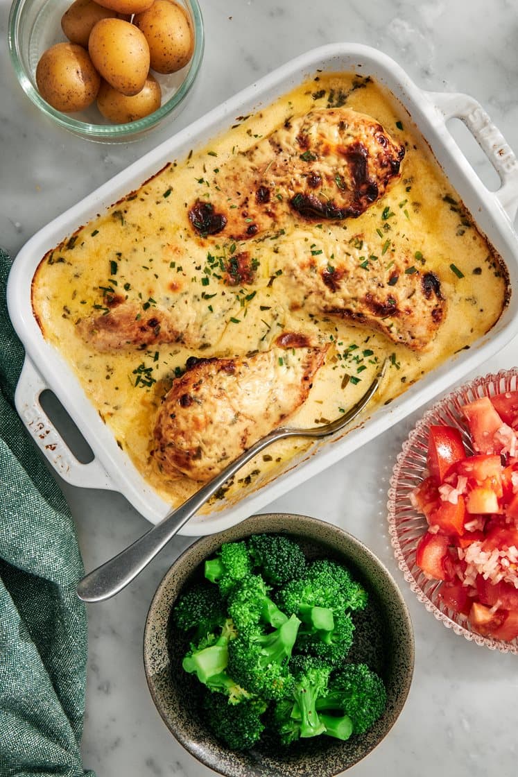 Ugnsbakad Bjärekyckling med senapssås och tomatsallad