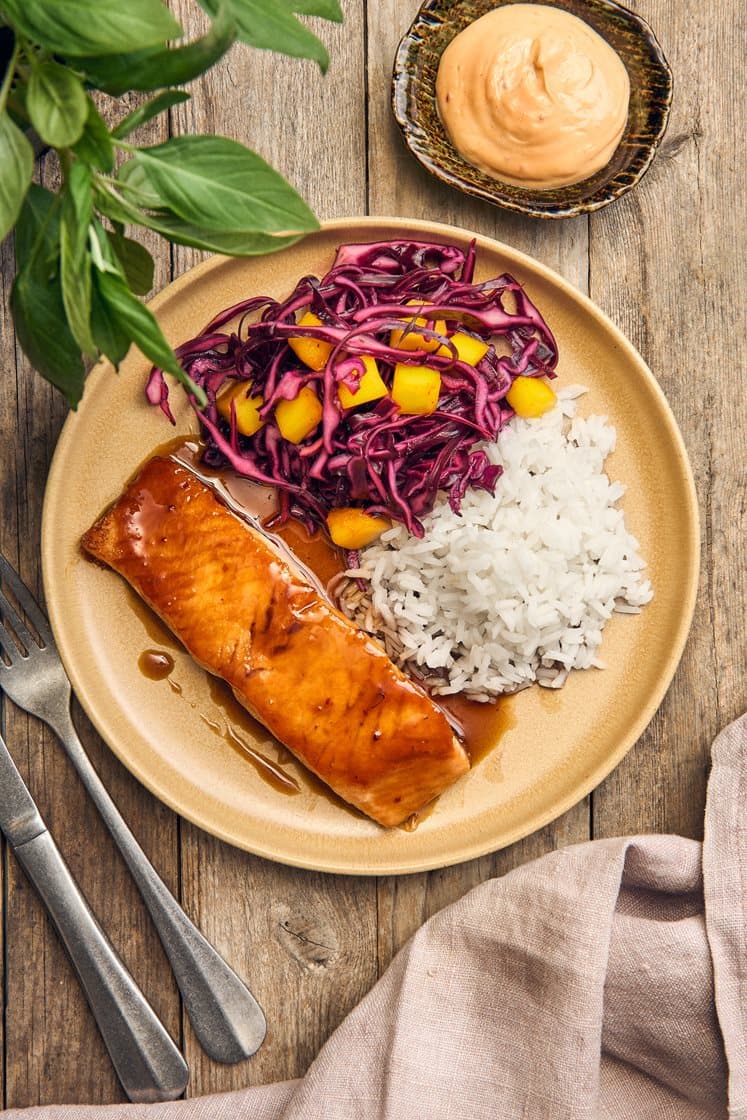 Halstrad lax i teriyakisås med limedressad rödkål, mango och chilimajonnäs