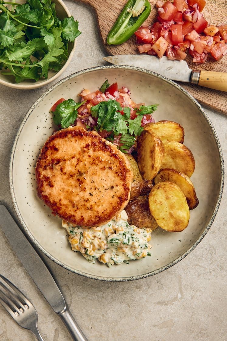 Laxburgare med rostad majsröra, jalapeño och tomatsallad