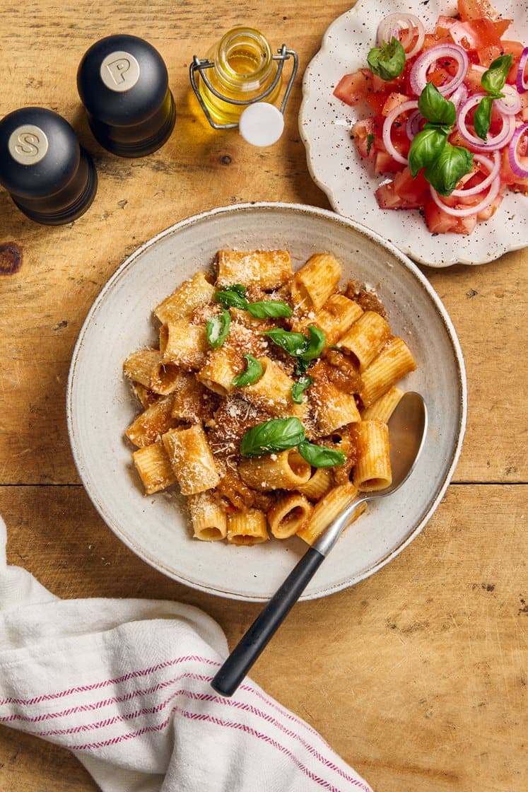 Pasta med färdig bolognesesås, parmesan och tomat- och basilikasallad