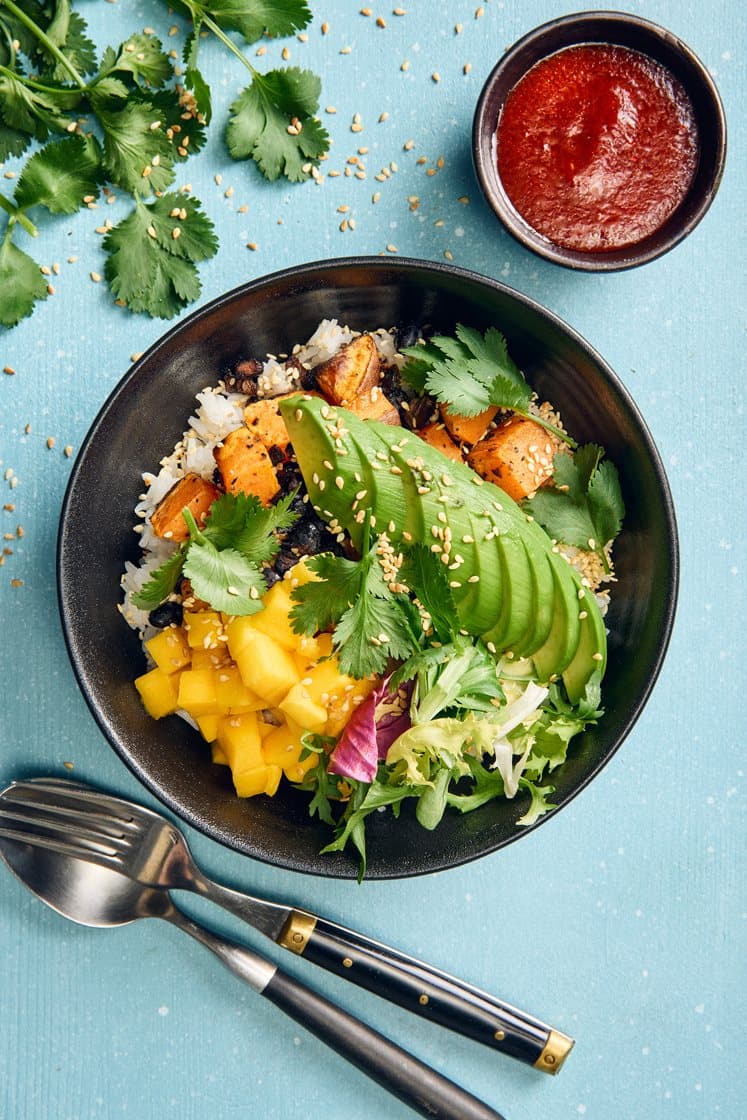 Poké bowl med rostad sötpotatis, avokado och sesamfrön