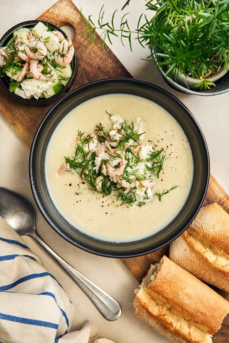 Krämig rotsellerisoppa med äpple, räkor och dill