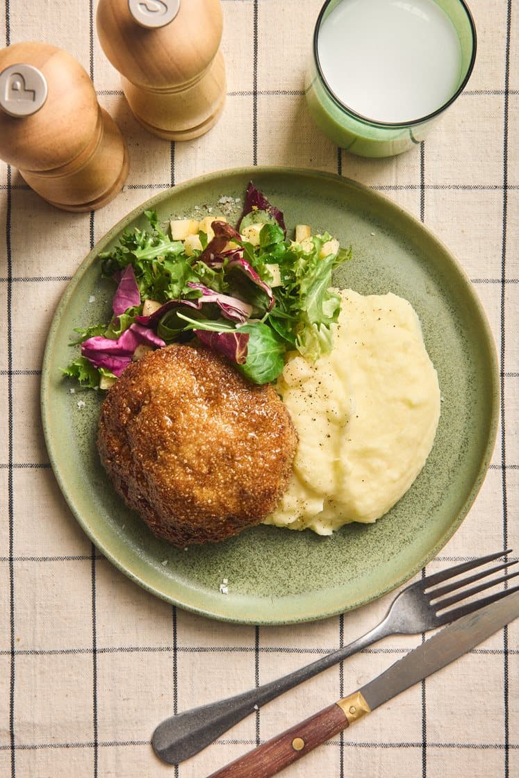 Fläskwallenbergare med potatispuré och äppelsallad