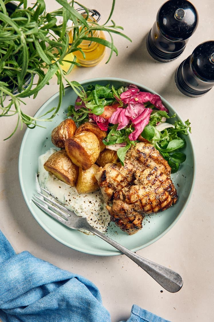 Örtstekt kyckling med tzatziki och klyftpotatis 