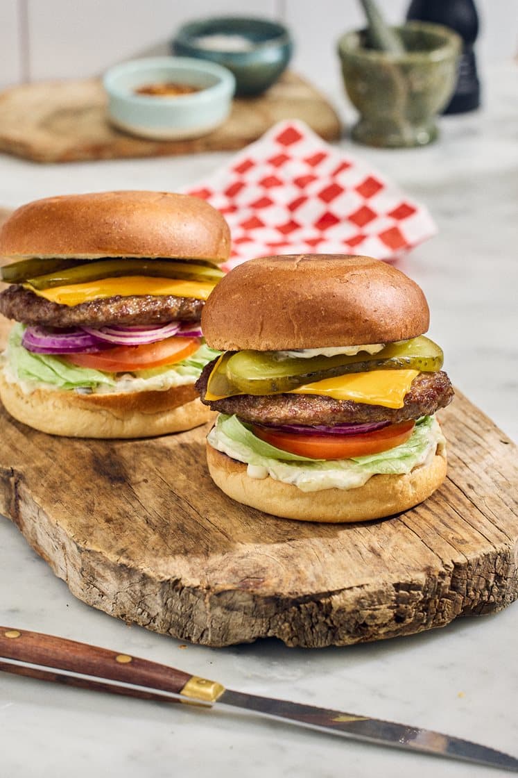 Klassisk cheeseburgare med saltgurka, rödlök och dressing