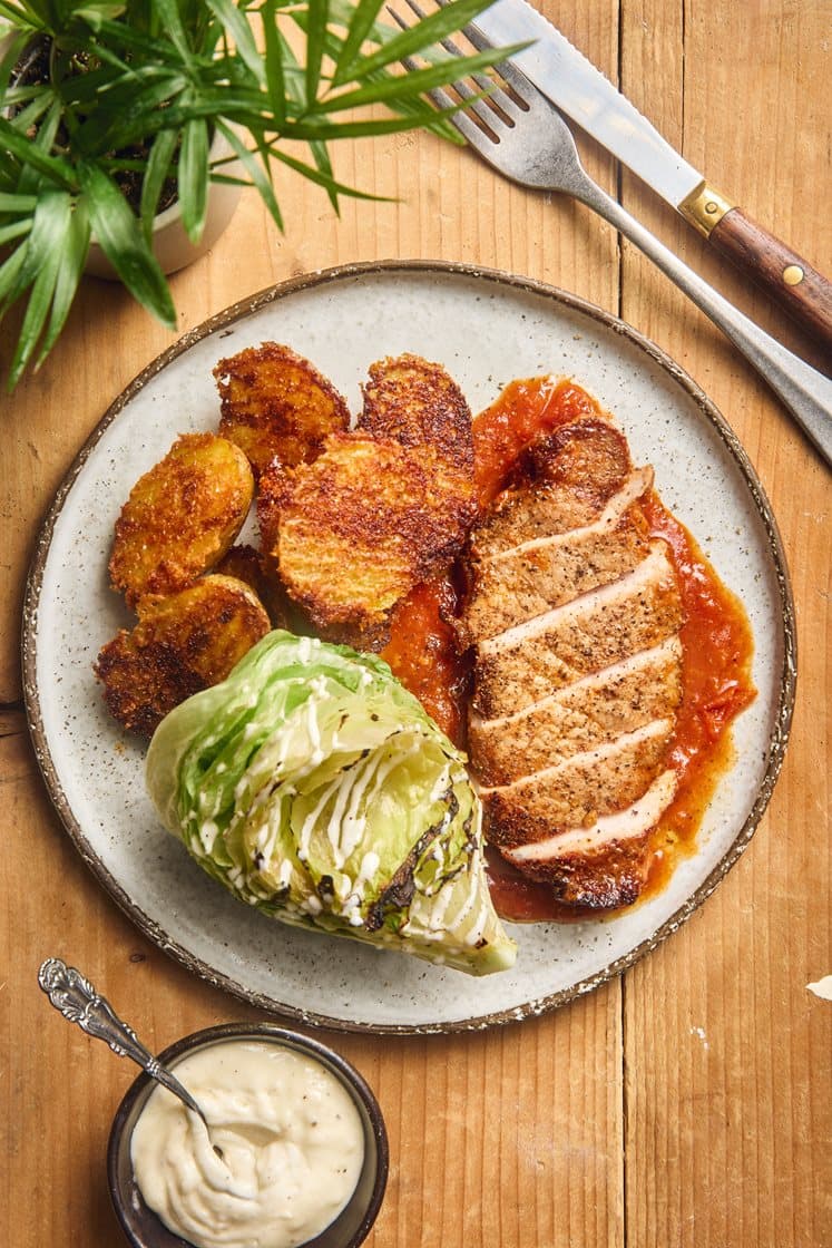 Fläskkotlett i spansk tomatsås med aioli, parmesanrostad potatis och grillad sallad