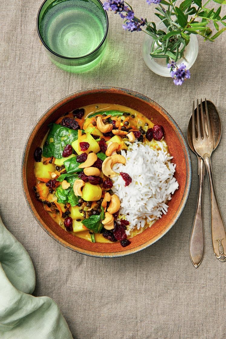 Belugalinsgryta med cashewnötter, tranbär, kokos och mynta