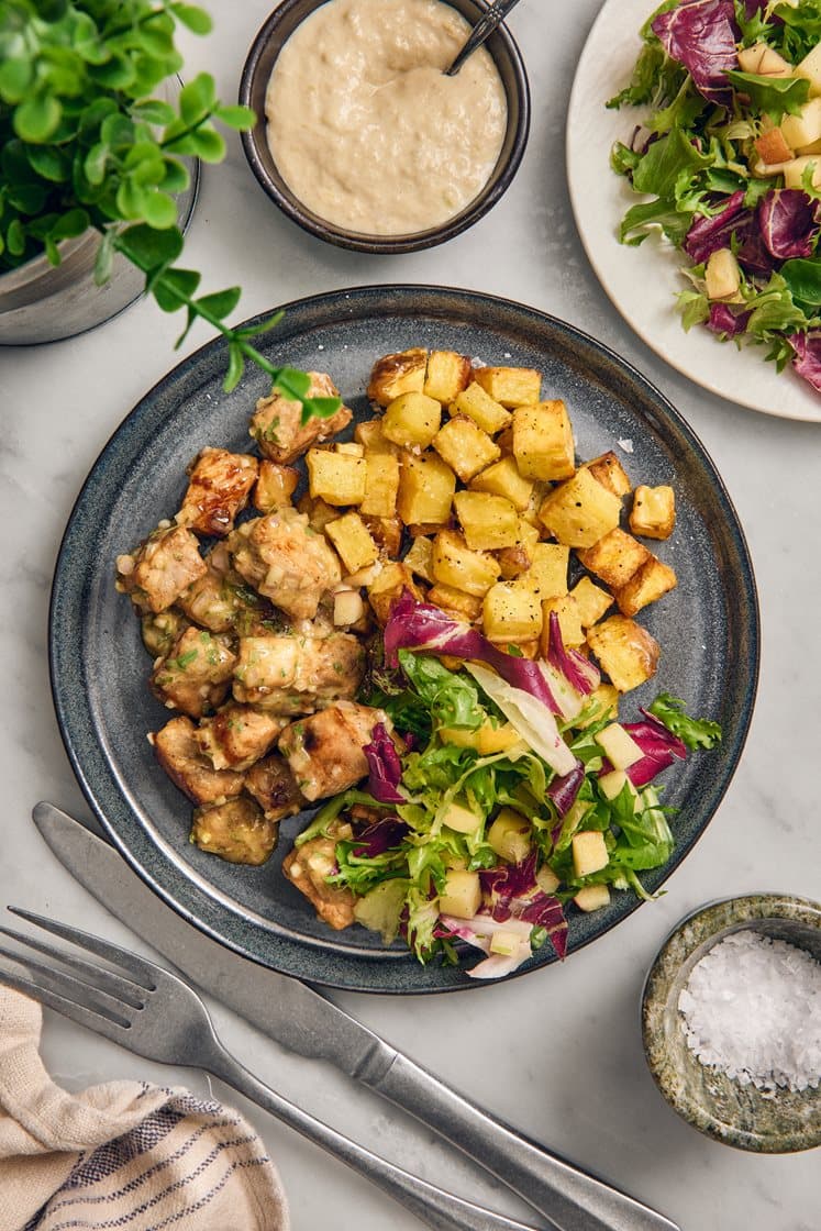 Biff Greta på fläskkotlett med lökcrème och äppelsallad