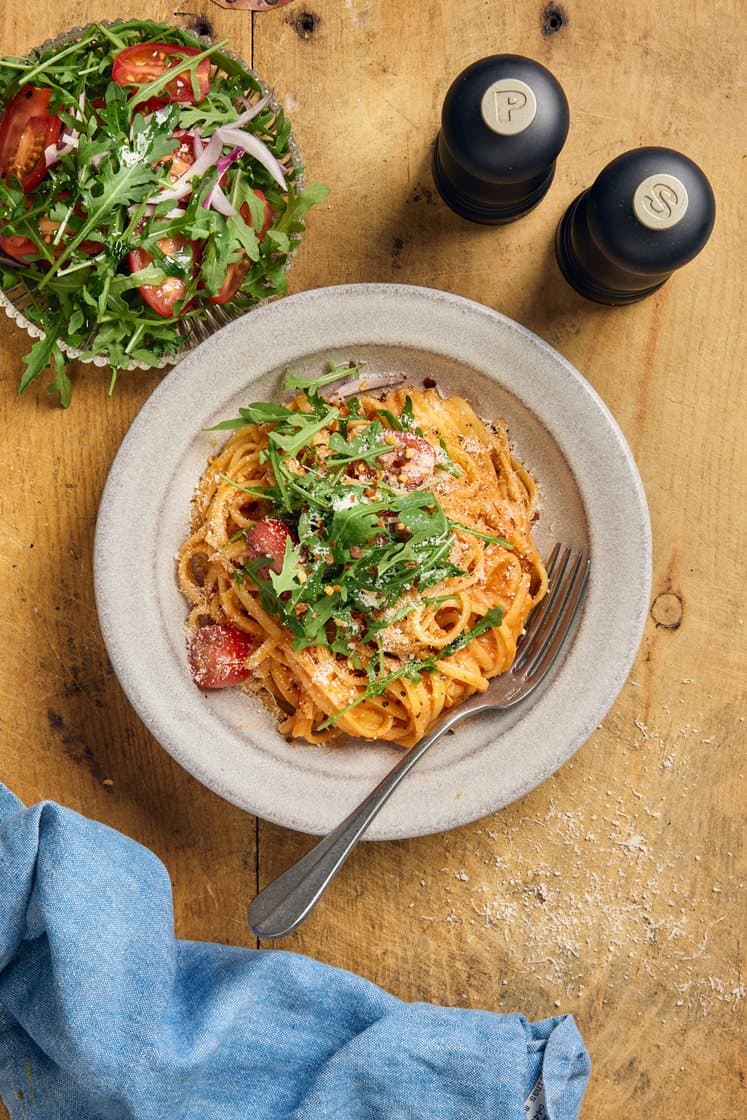 Krämig linguine med färdig vodkasås, ruccola och parmesan