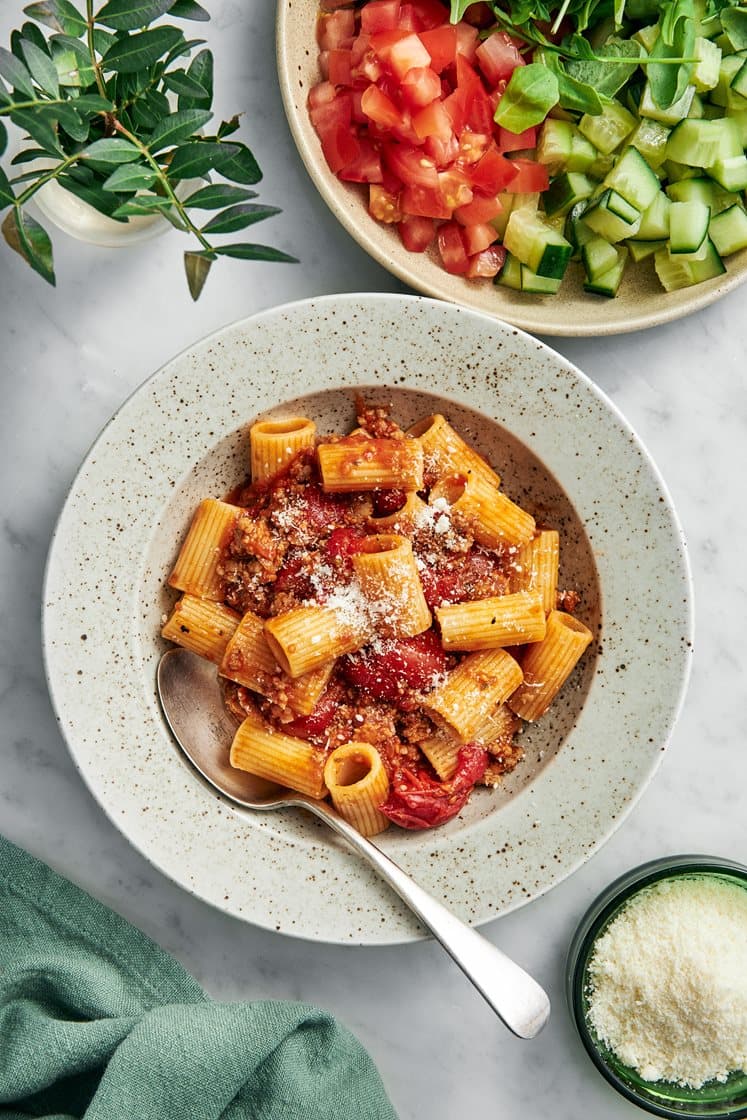 Pasta med salsiccia, tomat och parmesan