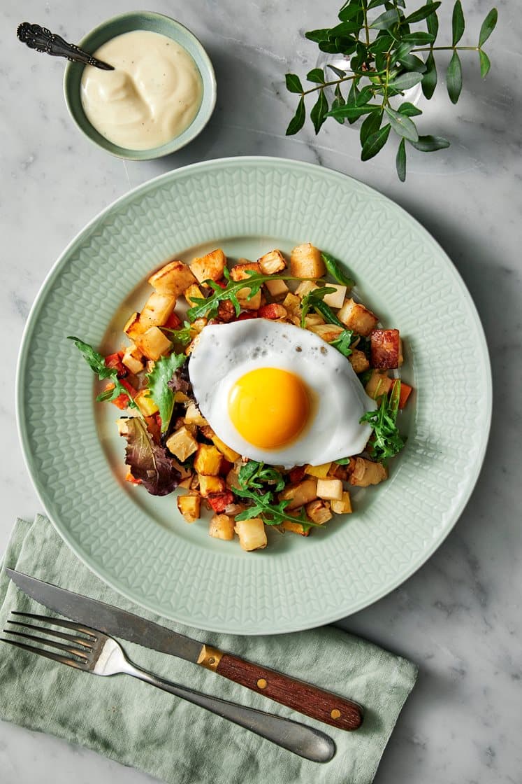 Rotfruktspytt med äpple, pannoumi och stekt ägg