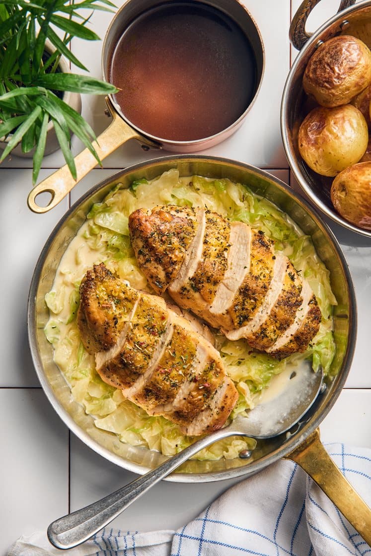 Örtstekt kyckling med tryffelsky, gräddkokt spetskål och rostad potatis