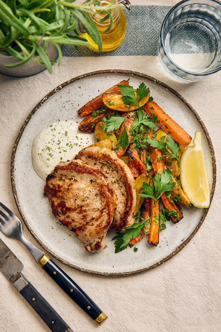 Fläskkotlett med gremolatarostade rotfrukter och dragonyoghurt