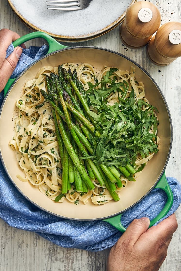 Pasta al limone med färska örter och grön sparris